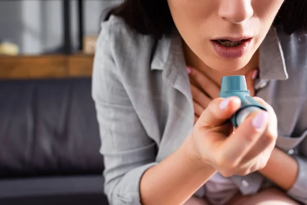 Vista ritagliata della donna malata che tiene l'inalatore a casa — Foto stock