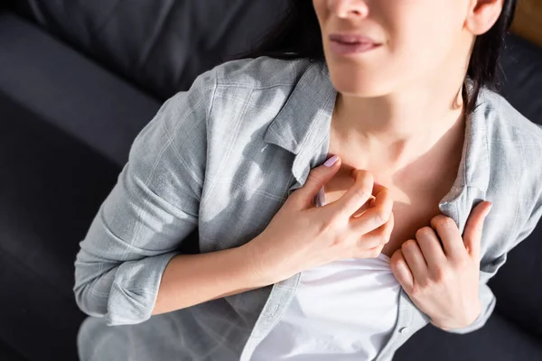 Vue recadrée de femme bouleversée avec des éraflures allergiques à la maison — Photo de stock