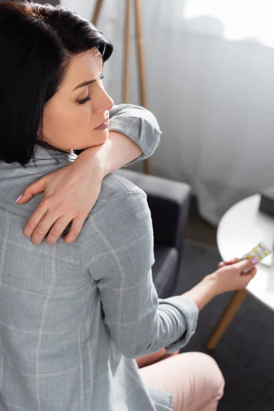 Femme allergique qui gratte à la maison — Photo de stock