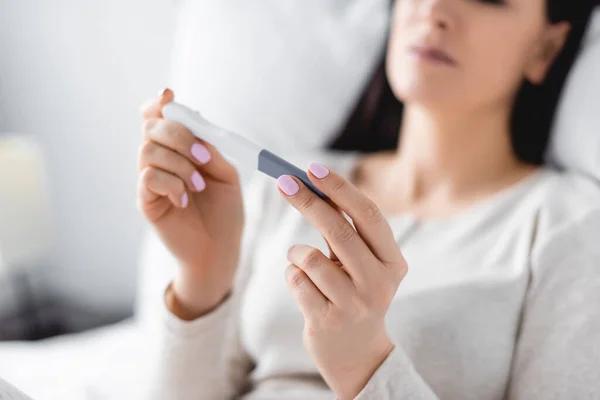 Vista ritagliata della donna depressa che tiene il test di gravidanza — Foto stock