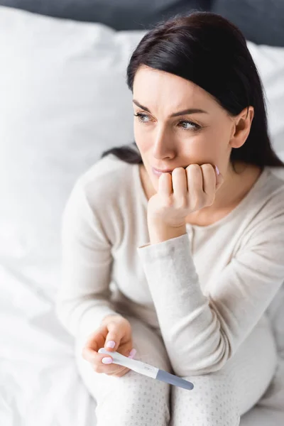 Traurige Frau hält Schwangerschaftstest mit negativem Ergebnis — Stockfoto