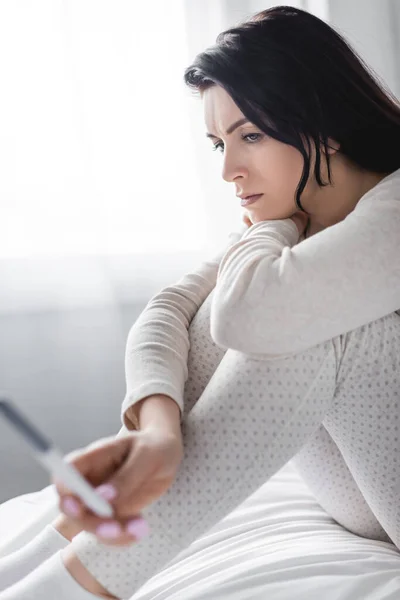 Selektiver Fokus unzufriedener Frau mit negativem Ergebnis bei Schwangerschaftstest — Stockfoto