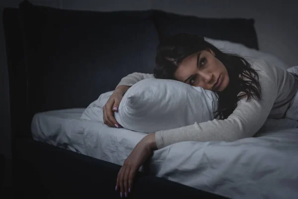 Wache Frau mit Schlaflosigkeit, die nachts auf Kissen liegt — Stockfoto