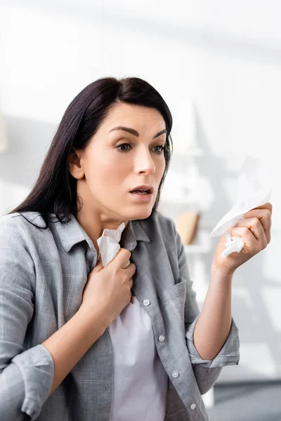 Mulher chocada com alergia segurando guardanapos — Fotografia de Stock