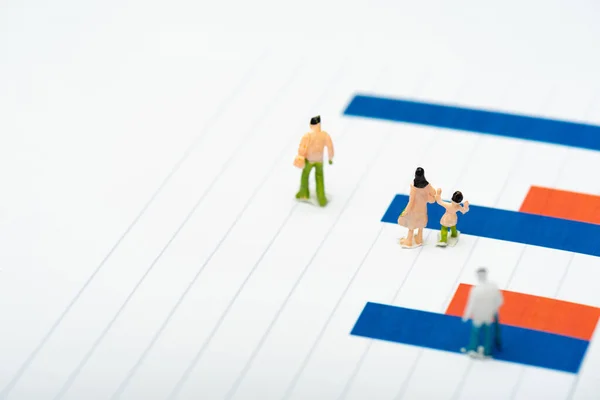 Enfoque selectivo de figuras de personas plásticas en cuadros rojos y azules aislados en blanco, concepto de igualdad — Stock Photo