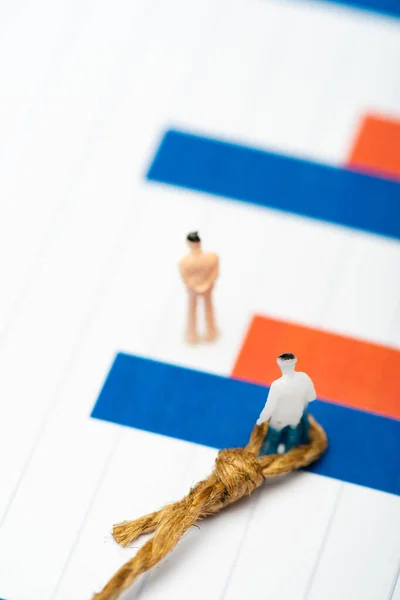 Selektiver Fokus von Menschen in Schleife nahe Puppe auf Diagrammen auf weißer Oberfläche, Konzept der Gleichberechtigung — Stockfoto
