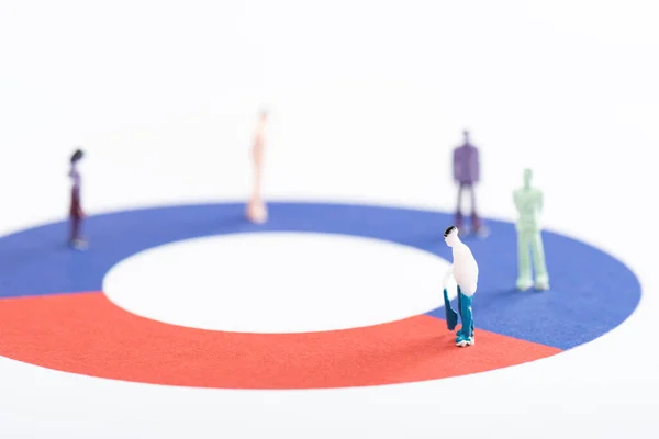 Vue rapprochée des personnages sur diagramme rouge et bleu isolés sur blanc, concept de disparité — Photo de stock