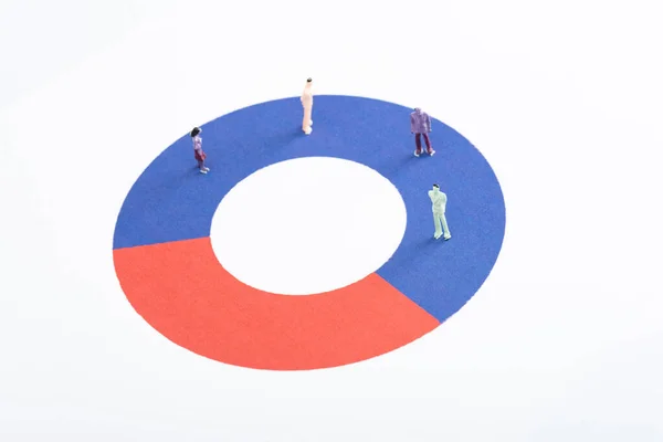 Vue en angle élevé des personnages sur diagramme rond rouge et bleu isolé sur blanc, concept de disparité — Photo de stock