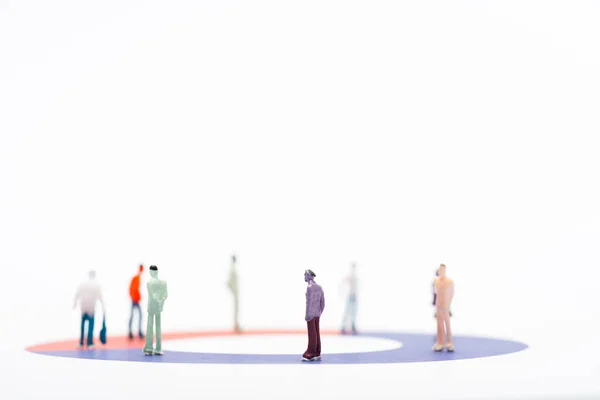 Vista de cerca de las figuras de la gente en el diagrama redondo aislado en blanco, concepto de desigualdad - foto de stock