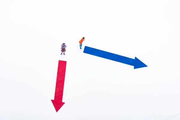 Vista superior de dos personas figuras cerca de flechas sobre fondo blanco, concepto de igualdad - foto de stock