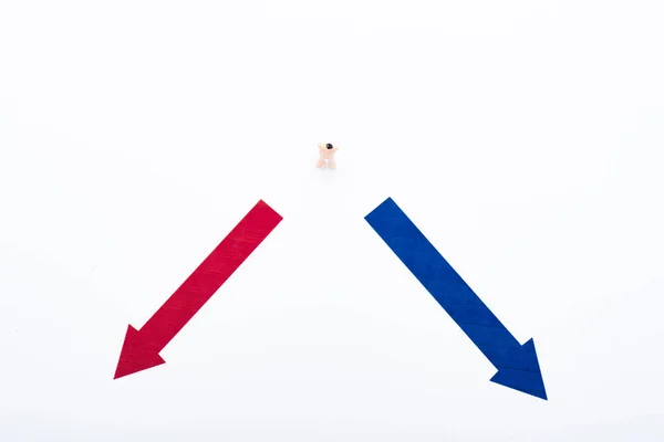 Вид зверху на людей фігурує біля двох стріл, ізольованих на білому, концепція рівності — стокове фото