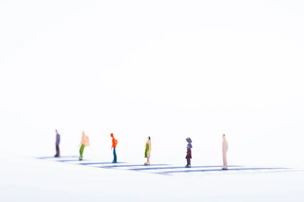 Enfoque selectivo de las personas figuras en las cartas azules aisladas en blanco, concepto de igualdad - foto de stock