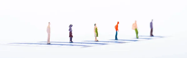 Conceito de igualdade com figuras de pessoas em gráficos azuis isolados em branco, tiro panorâmico — Fotografia de Stock