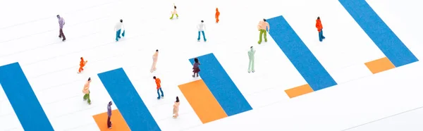 Concept d'égalité avec les personnes figures sur la surface avec diagramme bleu et orange isolé sur blanc, panoramique — Photo de stock