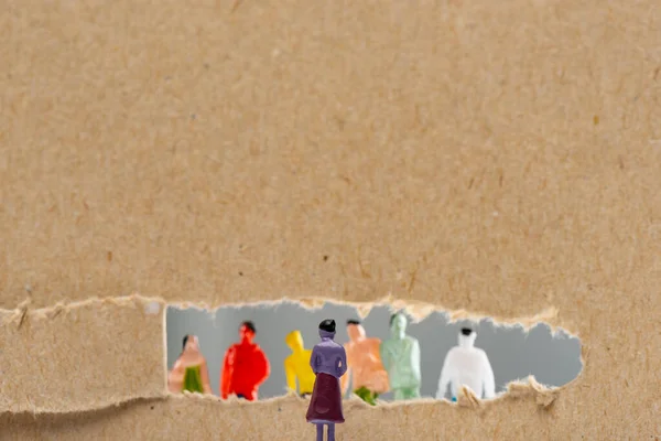 Konzept sozialer Rechte mit Personenfiguren in der Nähe von Pappe mit isoliertem Loch auf grauer, panoramischer Aufnahme — Stockfoto
