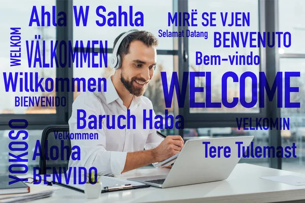 Positiver Übersetzer, der im Büro online mit Kopfhörern und Laptop arbeitet, willkommene Übersetzungsillustration — Stockfoto