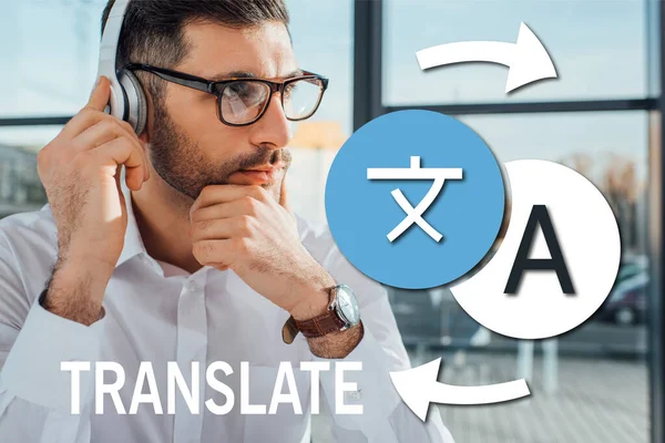 Traductor masculino en gafas que trabajan en línea con auriculares, traducir ilustración - foto de stock