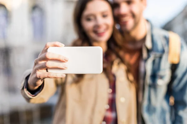 Vista recortada de la pareja tomando selfie con smartphone - foto de stock