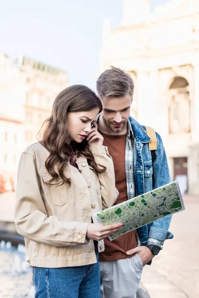 Thoughtful and concentrated couple with map in city — Stock Photo