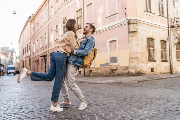 Selective focus of couple having fun and looking at each other in city — Stock Photo