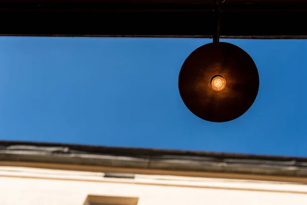 Unterseite der Laterne gegen blauen Himmel — Stockfoto