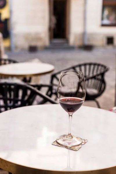 Selective focus of glass of wine on table — Stock Photo