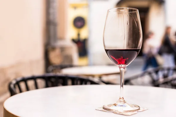 Enfoque selectivo de copa de vino tinto en la mesa - foto de stock