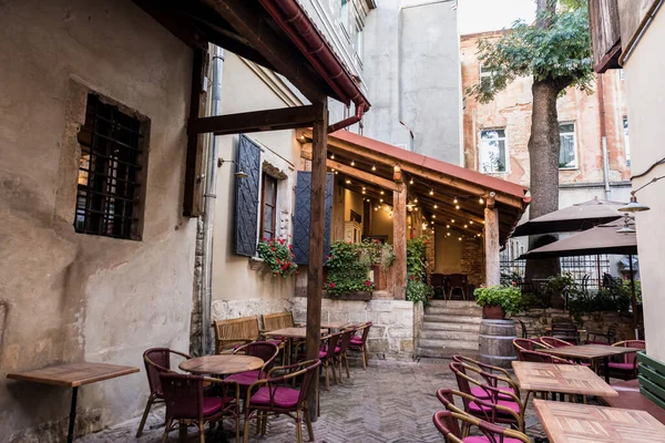 Cafe with terrace and wooden tables in city — Stock Photo