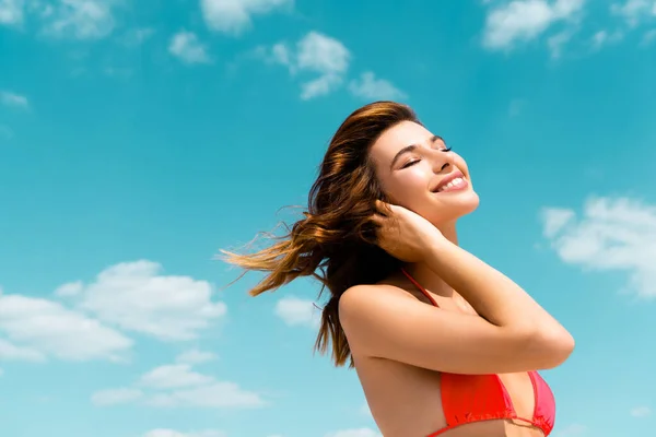 Menina sexy bonita feliz em maiô no céu azul com fundo de nuvens — Fotografia de Stock