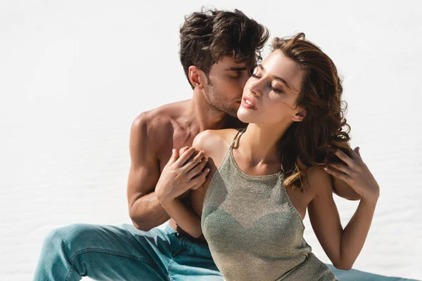 Appassionato sexy giovane coppia baci sulla spiaggia con gli occhi chiusi — Foto stock