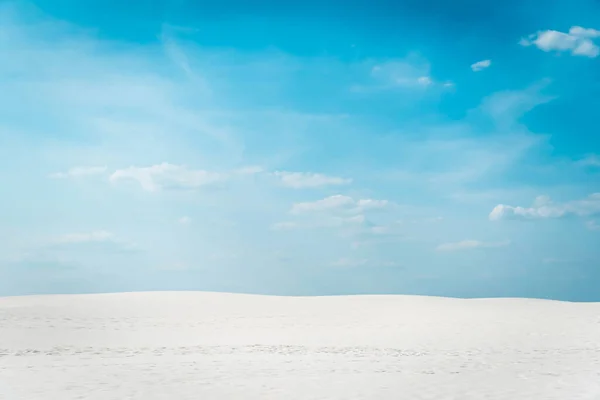 Bela praia limpa com areia branca e céu azul com nuvens brancas — Fotografia de Stock