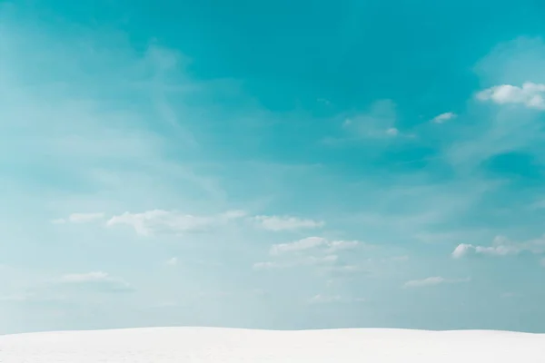 Красивый чистый пляж с белым песком и голубым небом с белыми облаками — стоковое фото