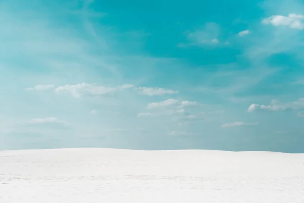 Красивый чистый пляж с белым песком и голубым небом с белыми облаками — стоковое фото
