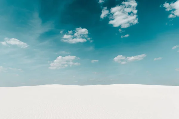 Bela praia limpa com areia branca e céu azul com nuvens brancas — Fotografia de Stock