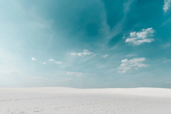 Красивый пляж с белым песком и голубым небом с белыми облаками — стоковое фото