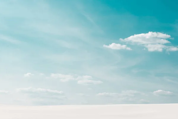 Belle plage avec sable blanc et ciel bleu avec des nuages blancs — Photo de stock