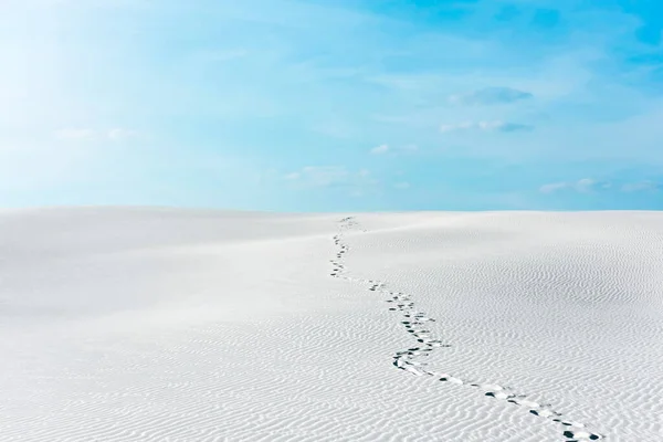 Hermosa playa con rastros de arena blanca y cielo azul con nubes blancas - foto de stock