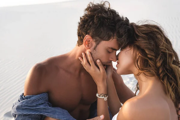 Appassionato giovane coppia baci sulla spiaggia di sabbia — Foto stock