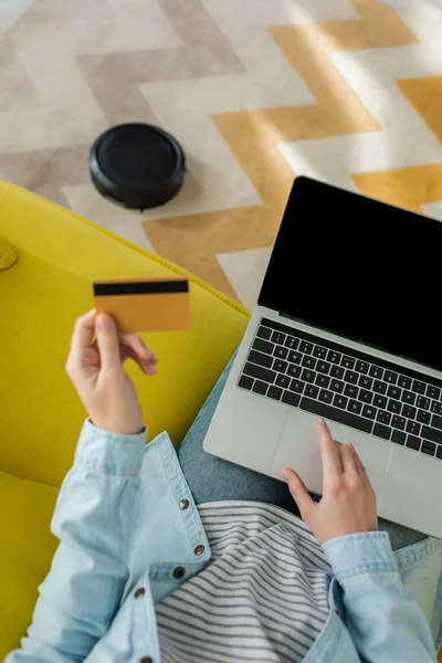 Ansicht von Frauen beim Online-Shopping, während Staubsaugerroboter Teppich im Wohnzimmer waschen — Stockfoto