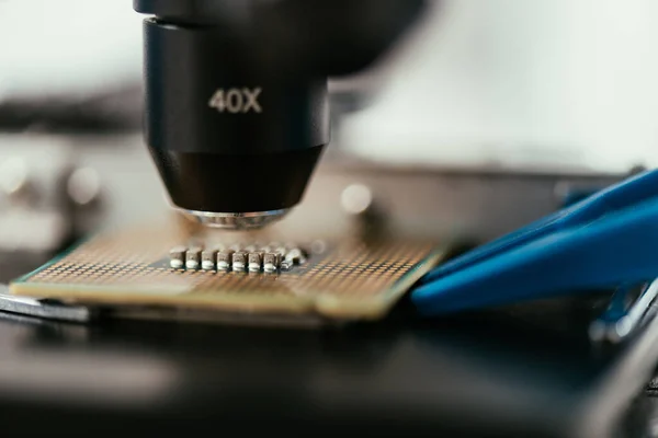 Закрытый вид компьютерного микрочипа под microscope — стоковое фото
