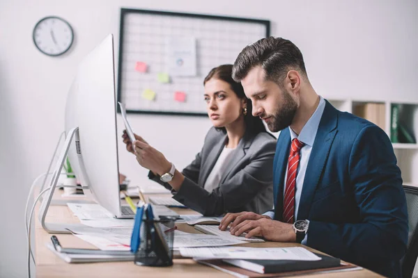 Selektiver Fokus von Analytikern der Informationssicherheit, die Schwachstellen am Tisch im Amt beurteilen — Stockfoto