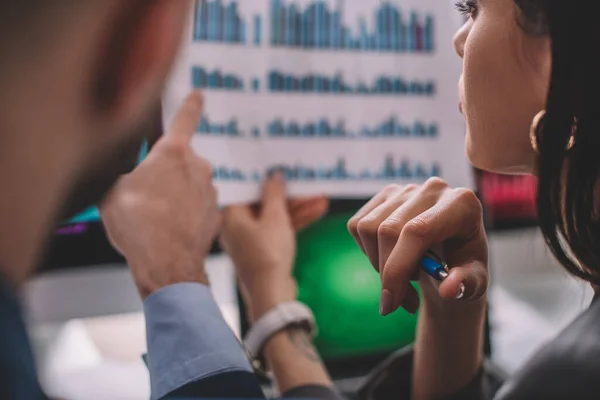 Selektiver Fokus von Datenanalysten, die mit Diagrammen im Büro arbeiten — Stockfoto