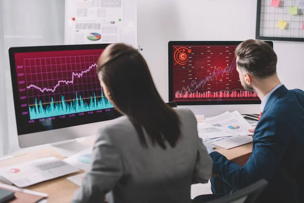 Selektiver Fokus von Informationssicherheitsanalysten, die mit Computern und Papieren am Tisch im Büro arbeiten — Stockfoto