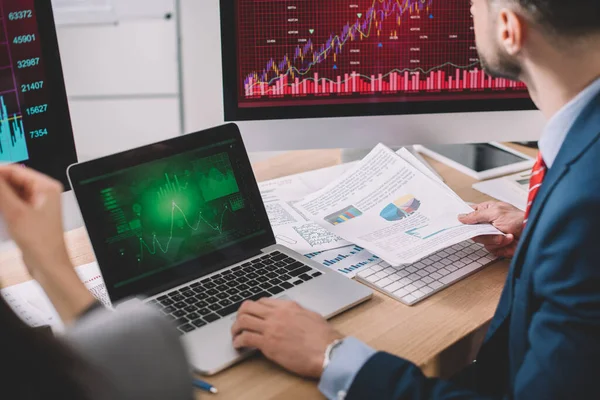 Vista cortada de analistas que avaliam a segurança de sistemas de computador com gráficos em monitores de computador — Fotografia de Stock