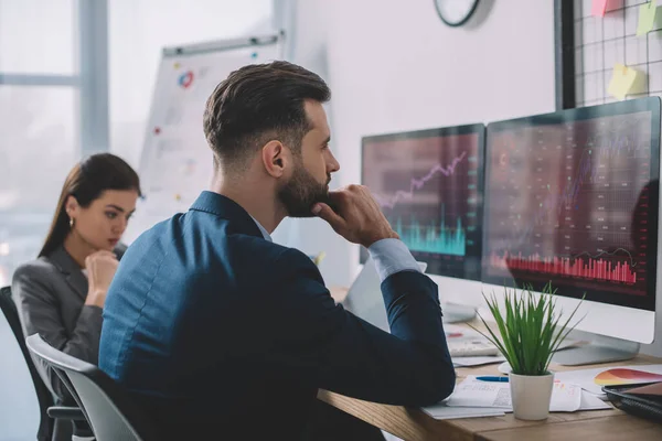 Focus selettivo degli analisti che pianificano software di sicurezza per sistemi informatici a tavola in ufficio — Foto stock