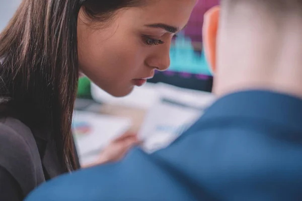 Focus selettivo degli analisti di dati che lavorano in ufficio — Foto stock