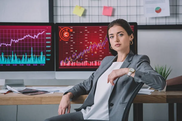 Analyst für Informationssicherheit blickt im Büro in die Kamera — Stockfoto