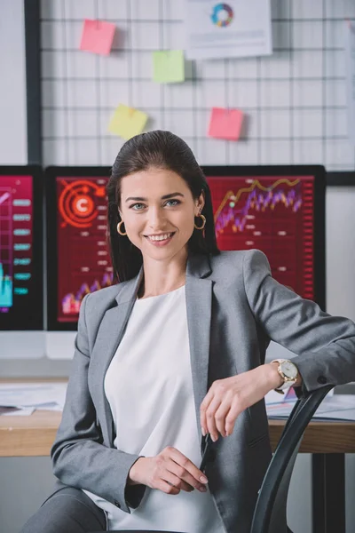 Beautiful data analyst smiling at camera with working in office — Stock Photo