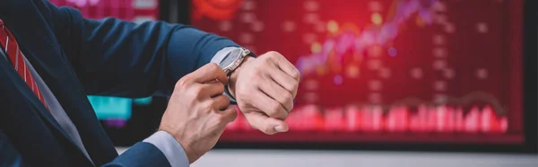 Ausgeschnittene Ansicht des Datenanalysten, der die Zeit auf der Armbanduhr überprüft, Panoramaaufnahme — Stockfoto