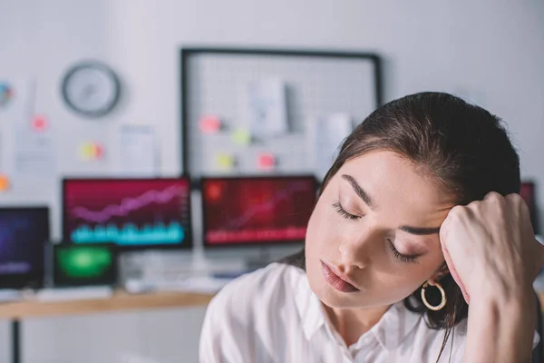 Analista de segurança da informação exausta com a mão perto da cabeça no escritório — Stock Photo